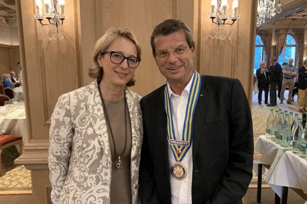 Der neue Präsident Res Mösle mit der Past Präsidentin Cornelia Frautschi.