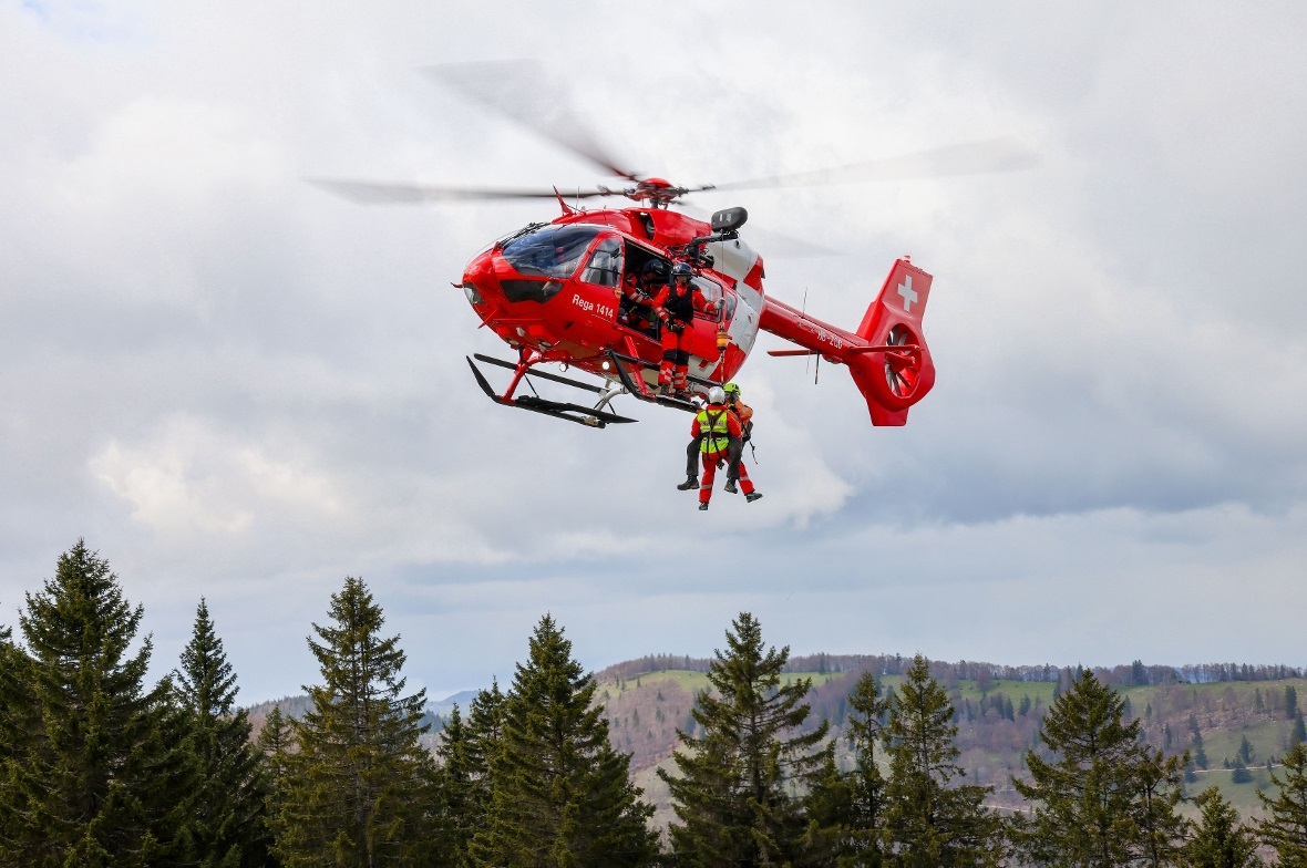 Der neue Rega Rettungshelikopter Airbus H145 D3, mit welchem erste Trainingsflüge gemacht werden.