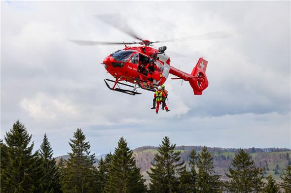 Der neue Rega Rettungshelikopter Airbus H145 D3, mit welchem erste Trainingsflüge gemacht werden.