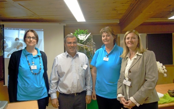 Der neue Spitex Stützpunkt Häusern macht Freude. Pflegedienstleiterin-Stellvertreterin Martina Eggen, Betriebsleiter Erwin Walker, Pflegedienstleiterin Christine Matti, Spitex-Präsidentin Anne Speiser an der Einweihungsfeier.