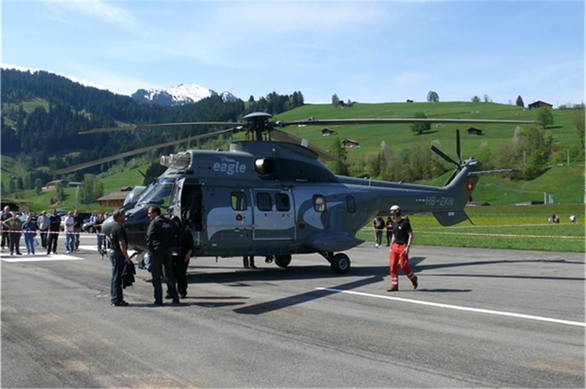 Der neue Super Puma am Fusse des Rinderbergs.