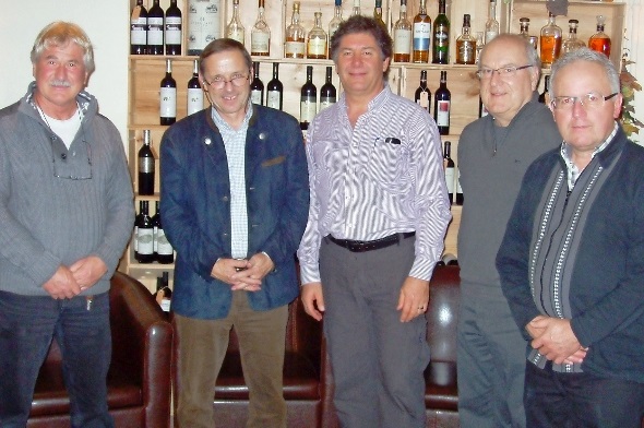 Der neue Vorstand der MFGO/AeCS: Heinz Goepfert, Flugplatzchef; Daniel Loertscher, Sekretär; Hansjürg Freidig, Präsident; Bruno Bucher, Kassier und Urban Uebelhart, Vize-Präsident.