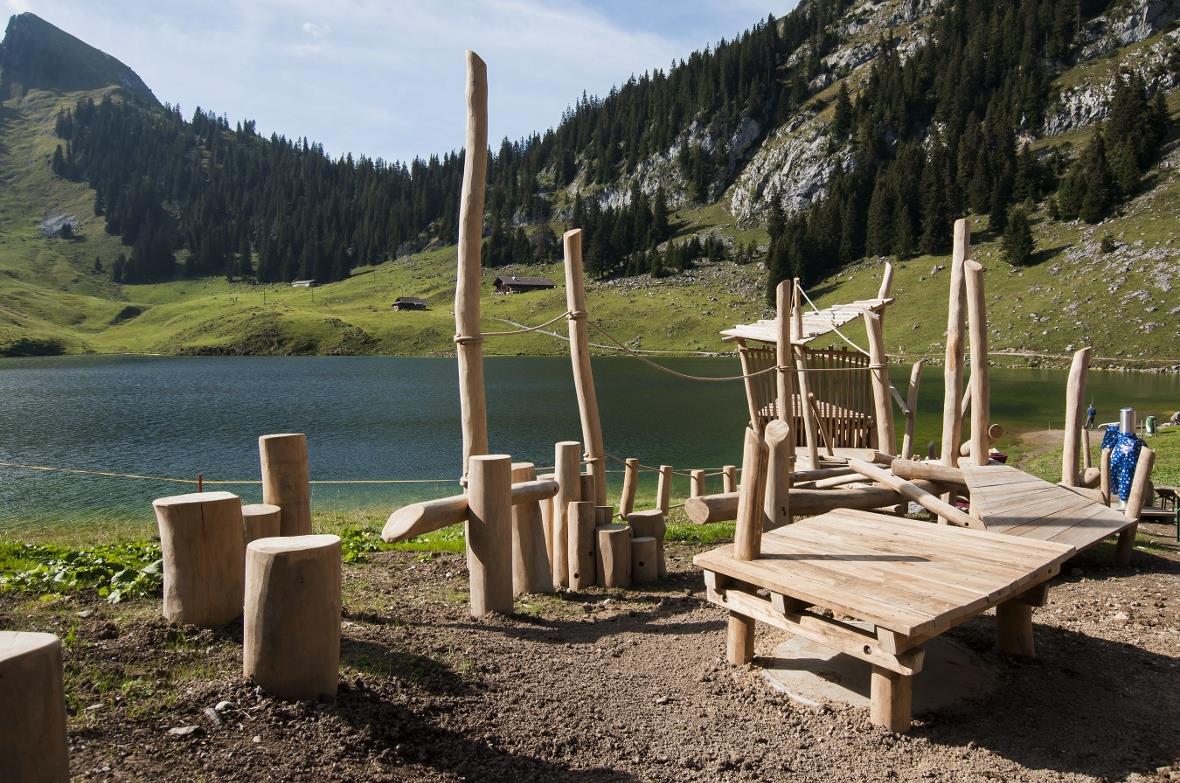 Der neue, naturnahe Spielplatz «Aquilino» mit einem handbetriebenen Brunnen für die Kinder zum «Chosle».