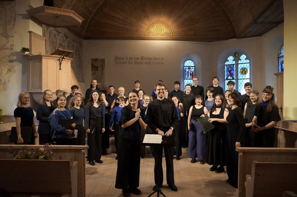 Der neugegründete Berner Jugendchor mit den Dirigenten Zoé Wyttenbach und David Zehnder führte sein allererstes Konzert in der Kirche in Zweisimmen auf.