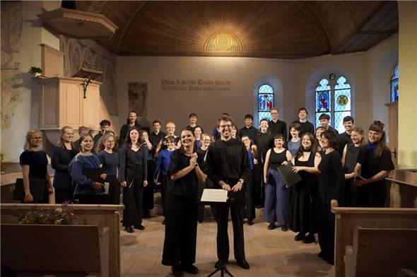Der neugegründete Berner Jugendchor mit den Dirigenten Zoé Wyttenbach und David Zehnder führte sein allererstes Konzert in der Kirche in Zweisimmen auf.