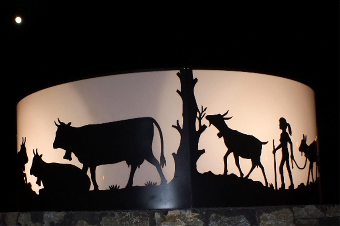 Der neugestaltete Kreisel, nach einem Scherenschnittentwurf von Ueli Hauswirth gestaltet, stellt Zweisimmen auch nachts ins beste Licht.