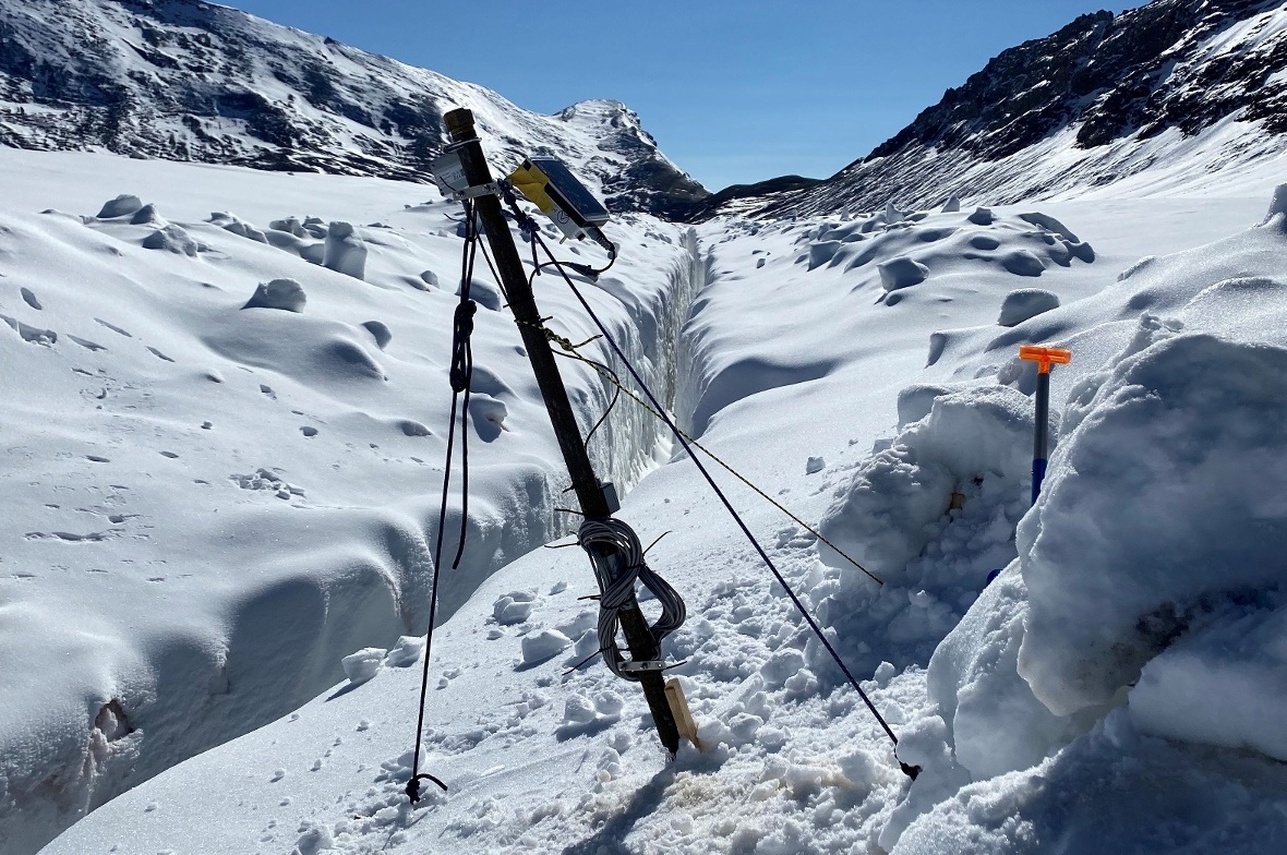 Der noch zugeschneite Abflusskanal am 5. August 2020 und der aufgrund der Abflüs...