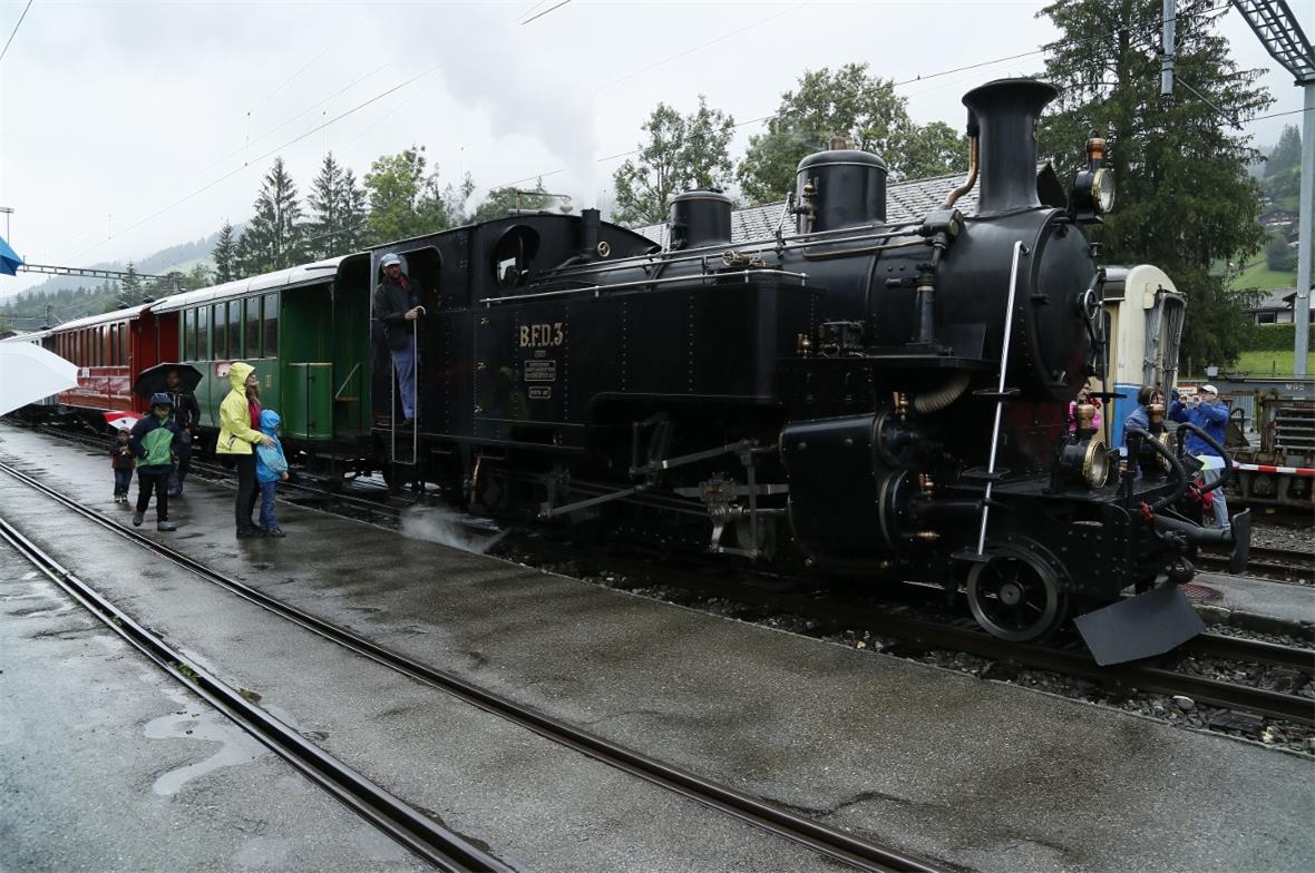 Der nostalgische Zug ist im Bahnhof Lenk angekommen.