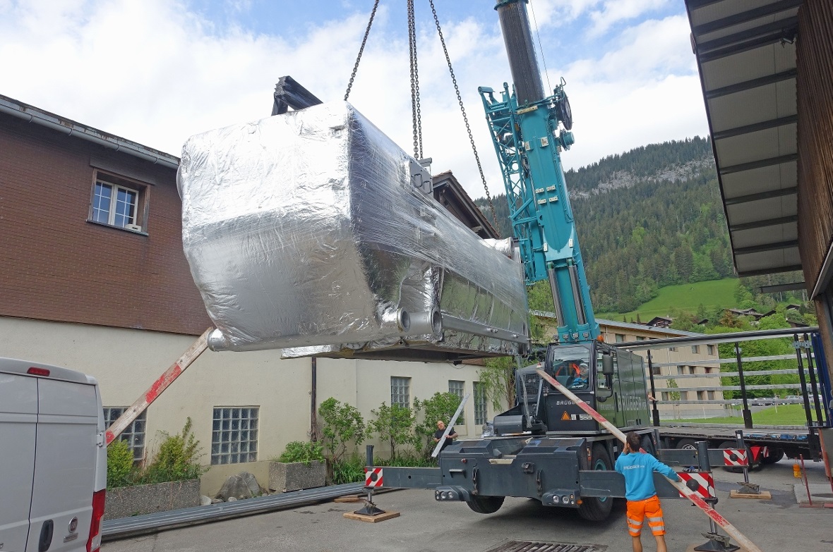 Der obere 23-Tonnen-Teil, in welchem dereinst das Heisswasser zirkuliert und der Elektrofilter die Rauchgase entfernt, beim Abladen aus dem Sattelschlepper.