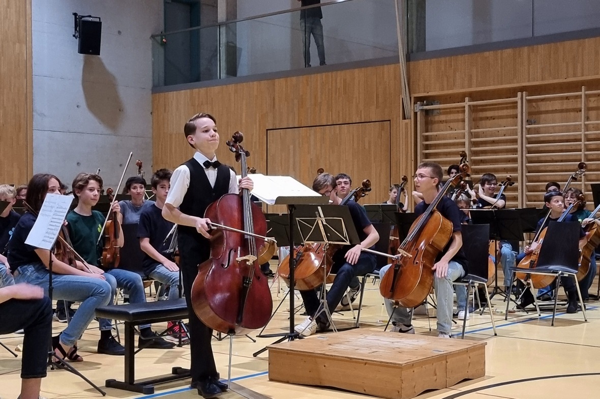 Der preisgekrönte, junge Cellist Lyam Chenaux beeindruckte mit seinem einfühlsamen Solo in Max Bruchs Kol Nidrei.