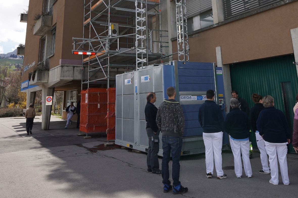 Der provisorische Bettenlift an der Aussenseite des Spitals wird bis ca. Ende Juni in Betrieb sein.