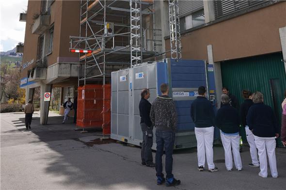Der provisorische Bettenlift an der Aussenseite des Spitals wird bis ca. Ende Juni in Betrieb sein.