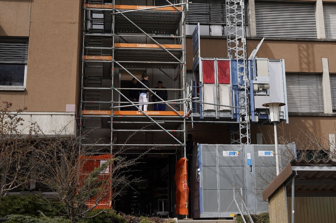 Der provisorische Bettenlift an der Aussenseite des Spitals wird bis ca. Ende Ju...