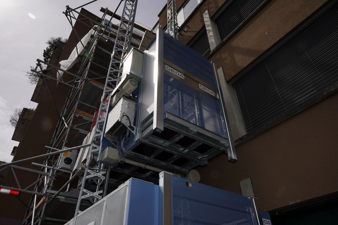 Der provisorische Bettenlift an der Aussenseite des Spitals wird bis ca. Ende Ju...