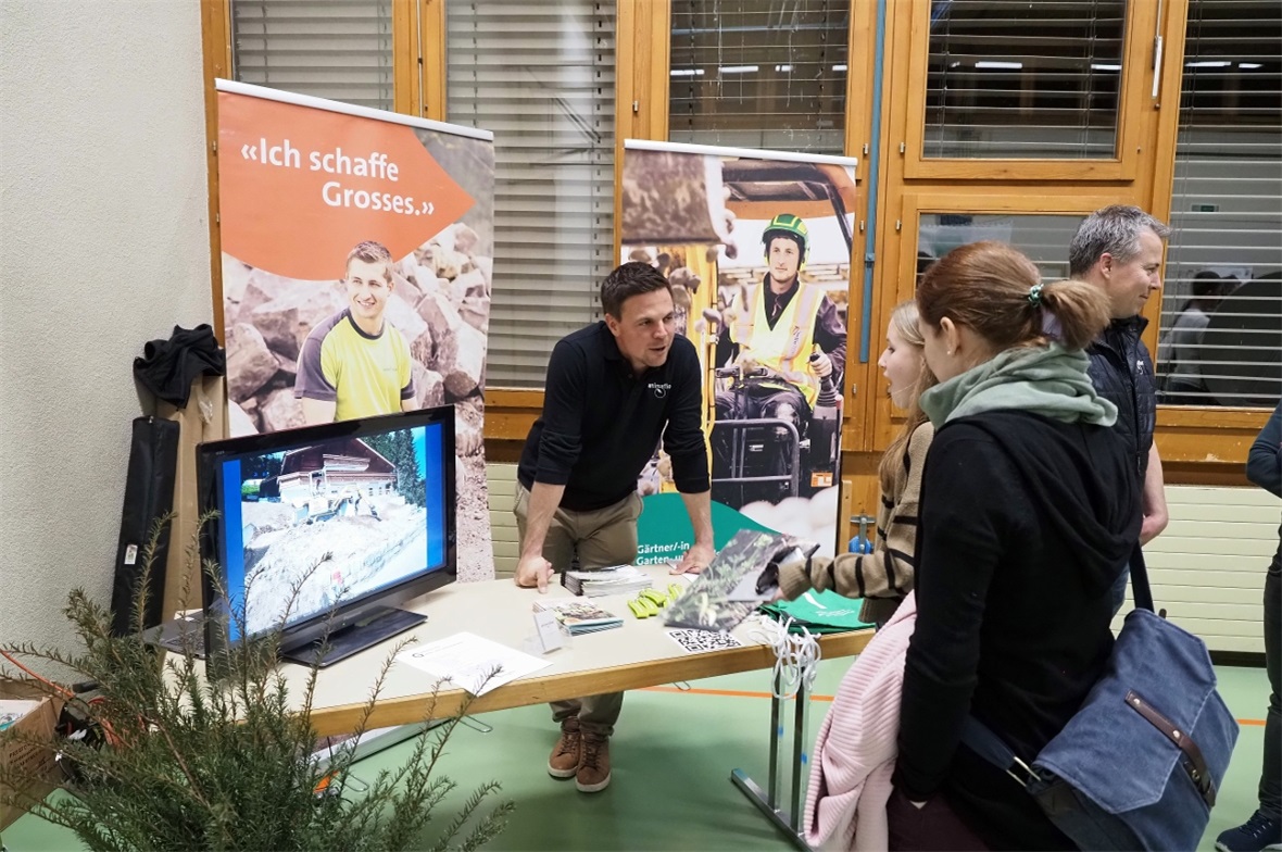 Der regionale Lehrstellenabend des Niedersimmentals bot interessante Gespräche und viele Fragen wurden beantwortet.