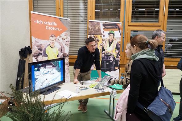 Der regionale Lehrstellenabend des Niedersimmentals bot interessante Gespräche und viele Fragen wurden beantwortet.