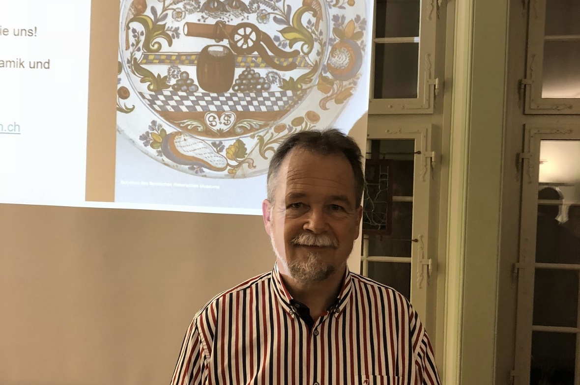 Der renommierte Keramikexperte Dr. Andreas Heege berichtete auf Schloss Blankenburg in einem «Feuerwerk» über die Keramiken von Abraham Marti und über sein Buchprojekt.