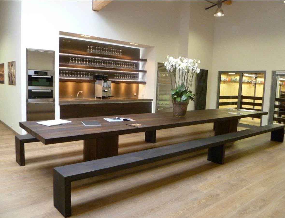 Der riesige Tisch im 1. Stock bietet Platz für Besprechungen, dient aber auch als Znünitisch für die Belegschaft.