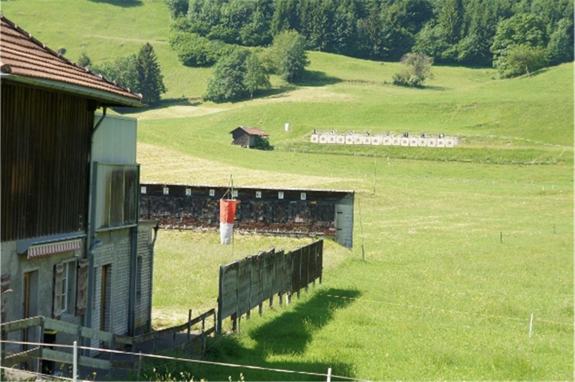 Der rot/weisse Warnsack hängt und die Scheiben sind aufgezogen. Ein untrügliches Zeichen: es ist Feldschiessen.