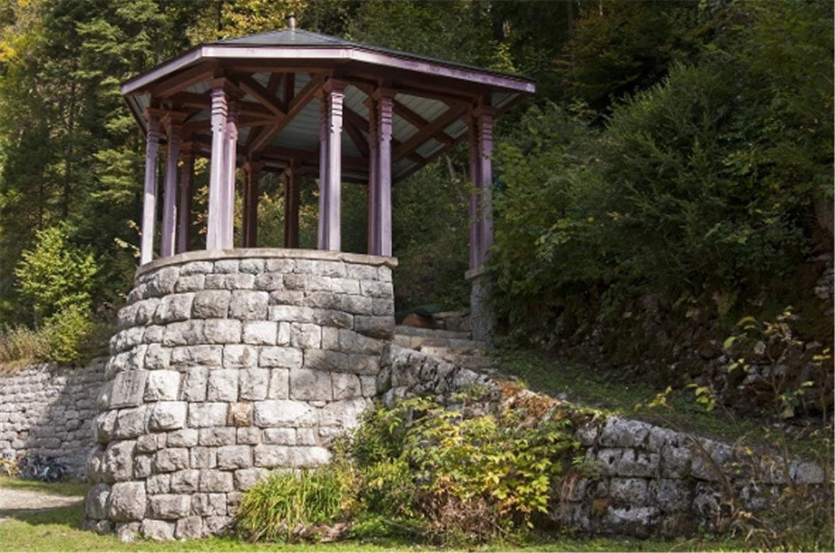 Der sanierte Musikpavillon, wie er sich in seinem Baujahr 1899 präsentiert haben...