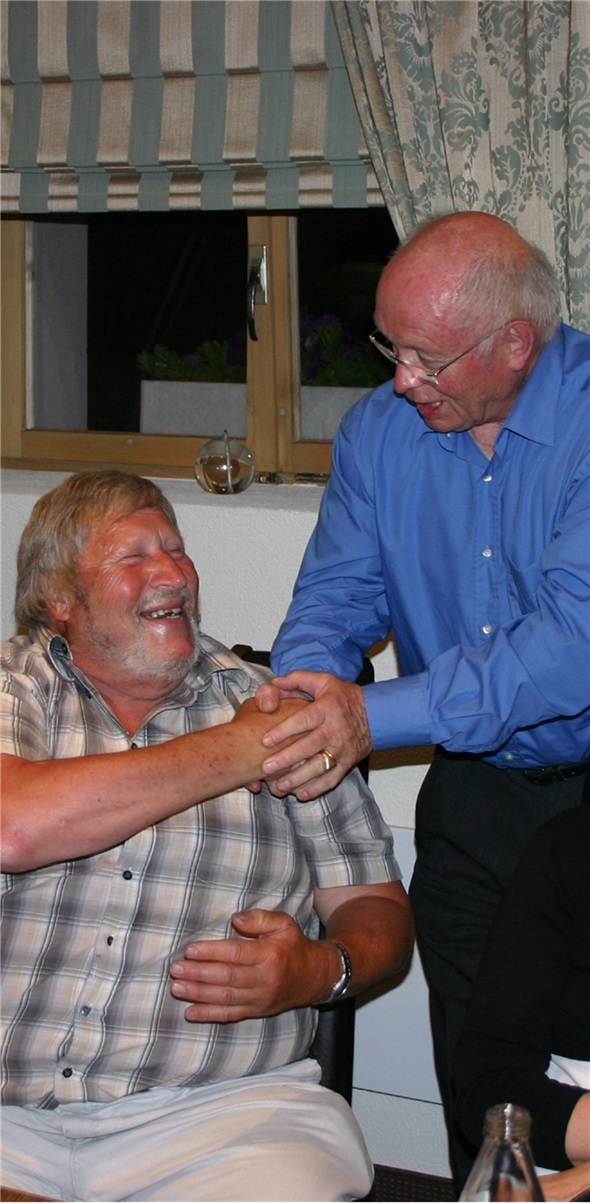 Der scheidende Präsident Peter Fahrni gratuliert dem neuen Präsidenten Ernst Kläy zu seiner Wahl.