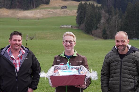 Der scheidende Präsident Thomas Abbühl (in der Mitte) mit seinem Nachfolger Jörg Ueltschi (rechts) und dem neuen Munitionswart Stefan Knutti (links).