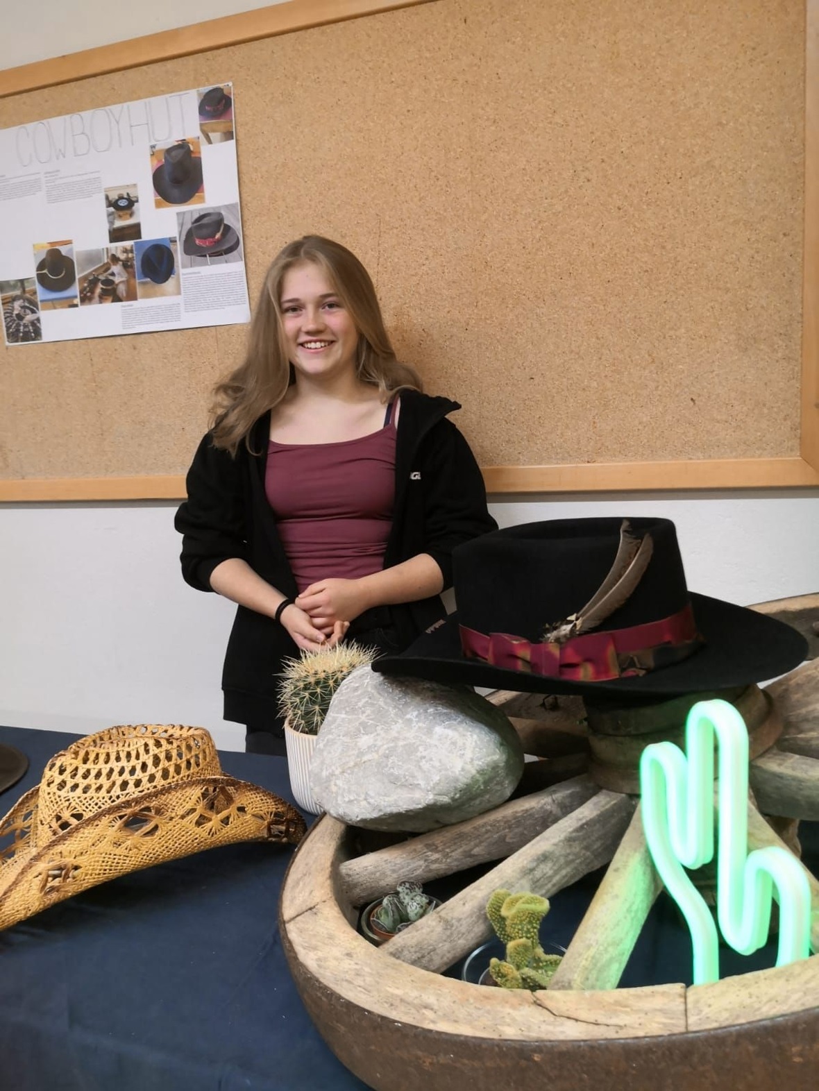 Der schmucke Cowboyhut entstand in der Hutfabrik Risa und wurde mit eigenen Acce...