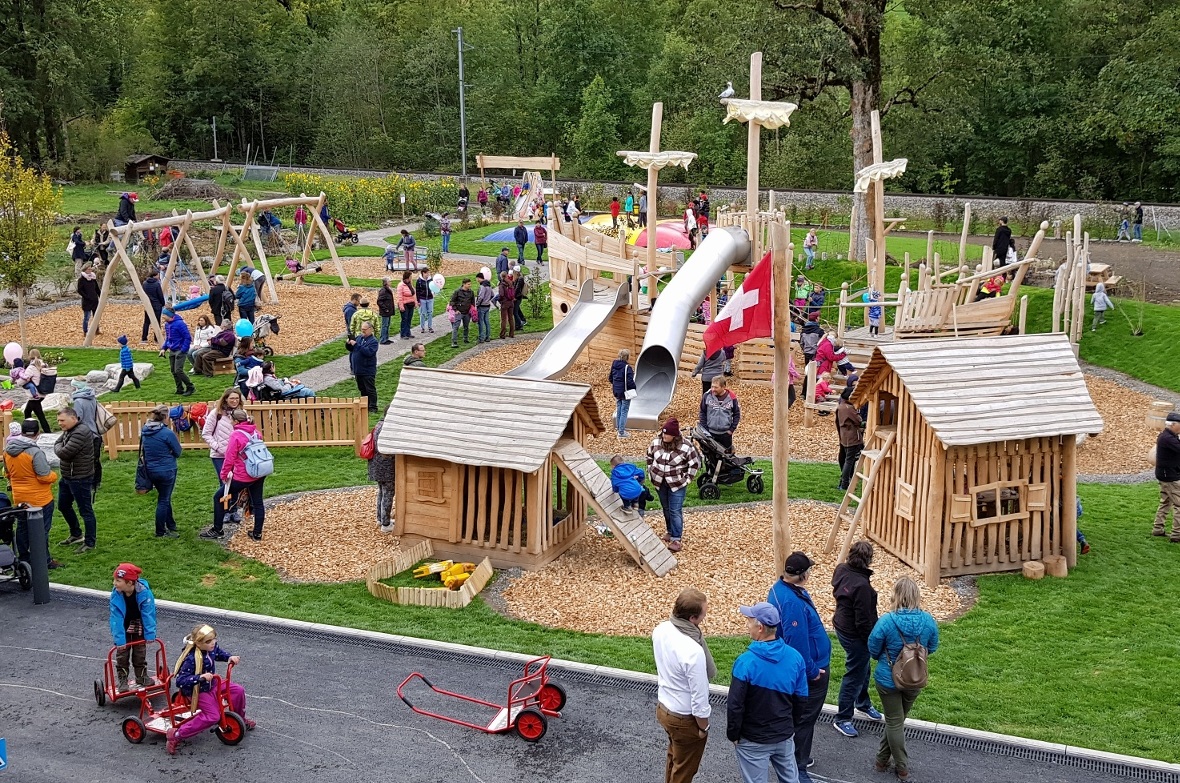 Der schön angelegte Spielplatz der Alpenruhe in Saanen mit grossem Schiff und ve...