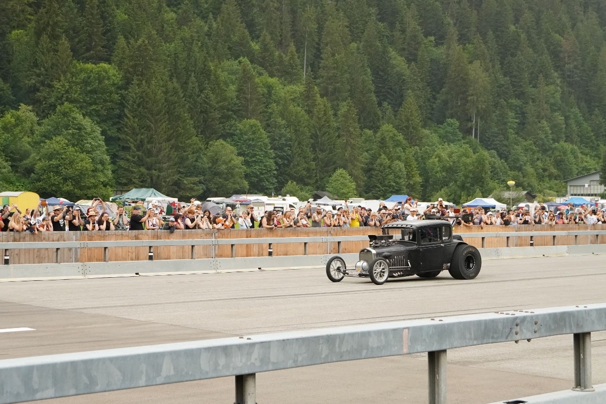 Der schwarze Hot Rod raste mit enormer Geschwindigkeit über die Rennstrecke.