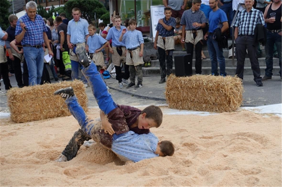 Der siebenfache Zweiglein-Gewinner Ari Schär aus Zweisimmen bei der Bodenarbeit ...
