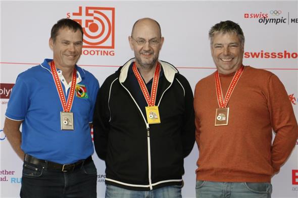 Der siegreiche Christof Carigiet, umrahmt vom zweiten Hansbeat Vogler (links) und dem drittplatzierten Jean-Marc Cottier aus Blankenburg.