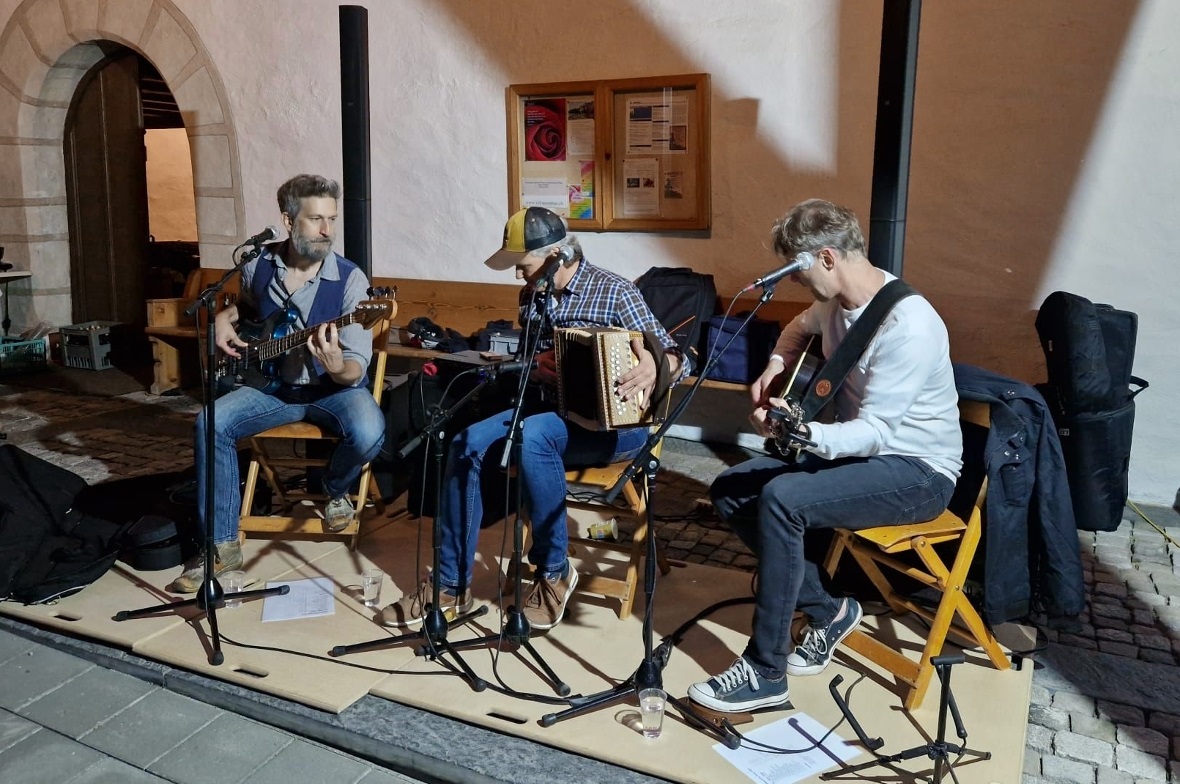 Der spätere Abend wechselte sich in St. Stephan ab mit Musik vom Redneck Trio un...
