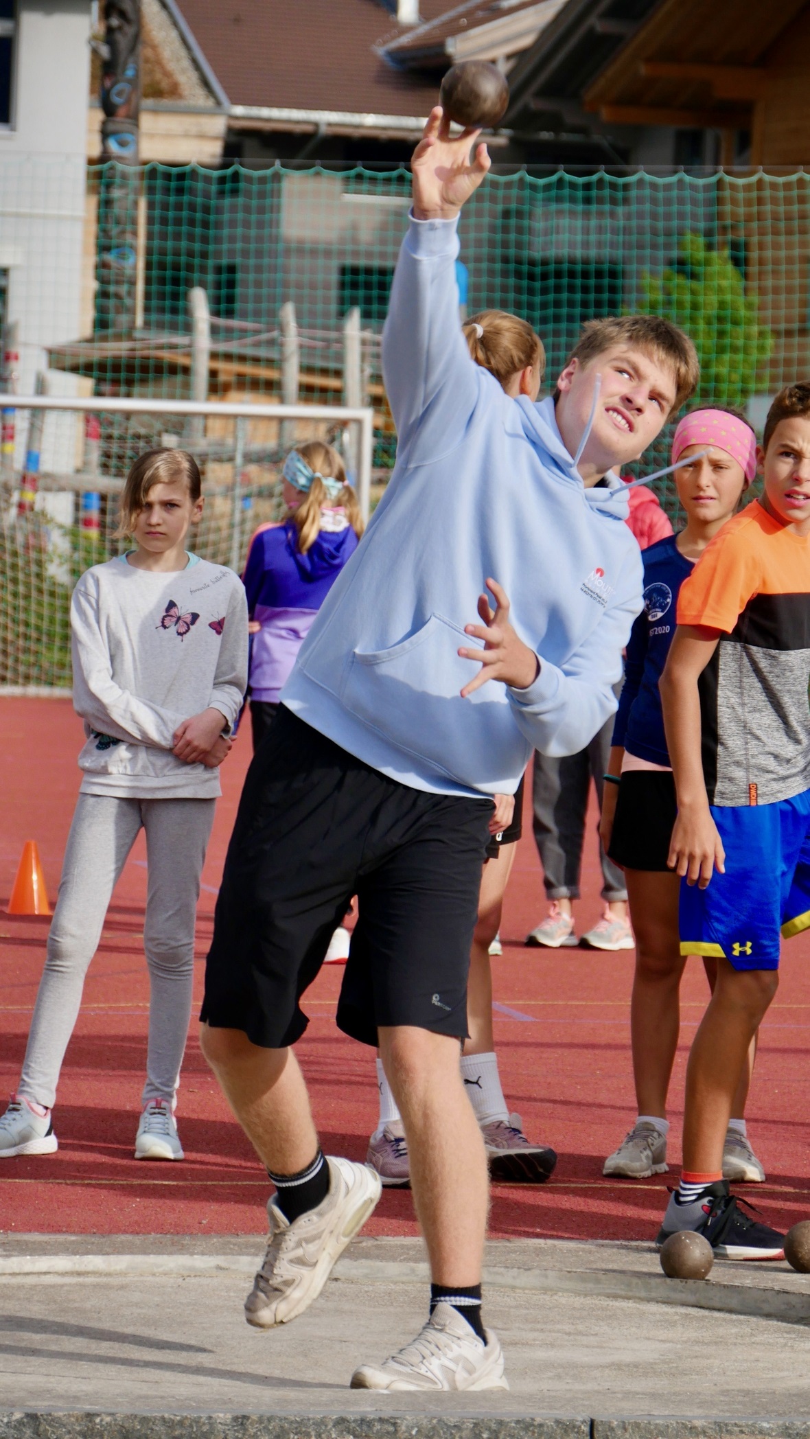 Der spätere Kugelstoss-Sieger Matti Janssen zeigt, wie es geht.