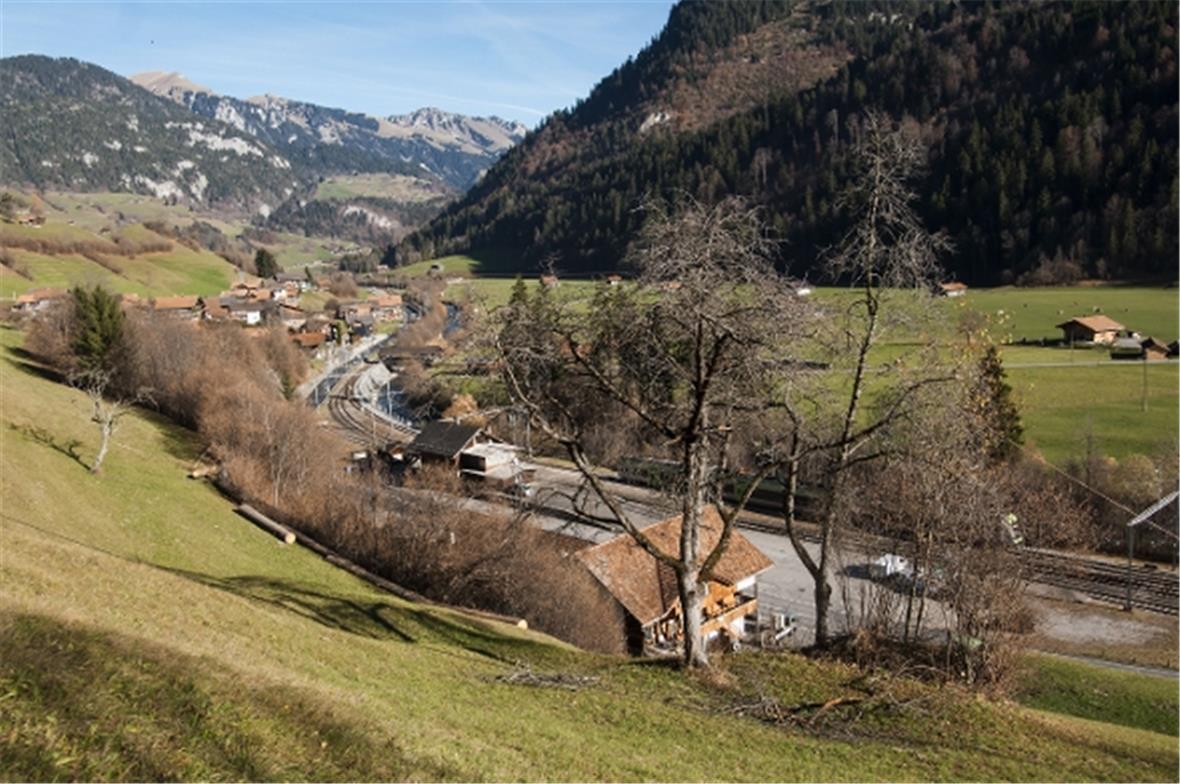 Der steile Hang endet unmittelbar hinter dem Hotel Restaurant Rawyl. Davor führt...