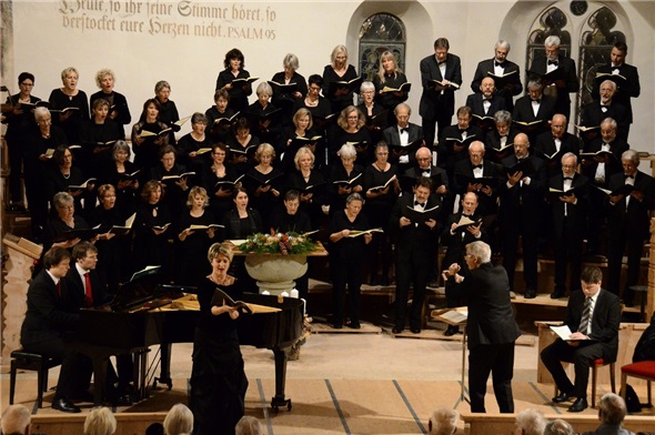 Der stimmlich wandelbare Cantate Chor Zweisimmen, Dirigent Klaus Burkhalter, die feinfühligen Pianisten Reto Reichenbach und Matthias Kipfer und die Solisten Beatrice Ruchti (Sopran) und Roger Bucher (Bariton) erfreuten mit Höchstleistung eines Meisterwerks.