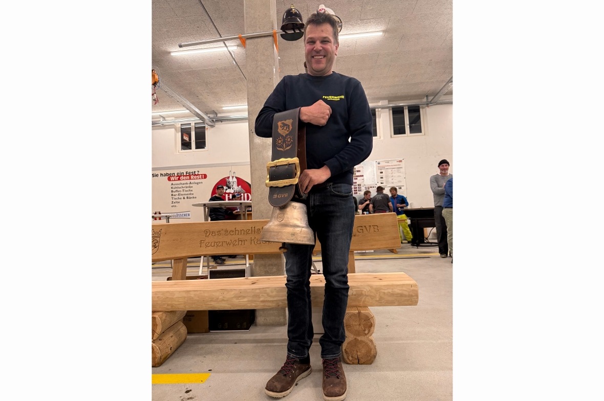 Der stolze Tagessieger Martin Josi mit dem Wanderpreis (nicht am Bild Roland Hal...