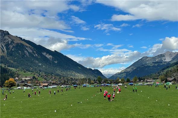 Der topfebene Talboden in der Lenker Ey ist perfekt fürs Hornussen.