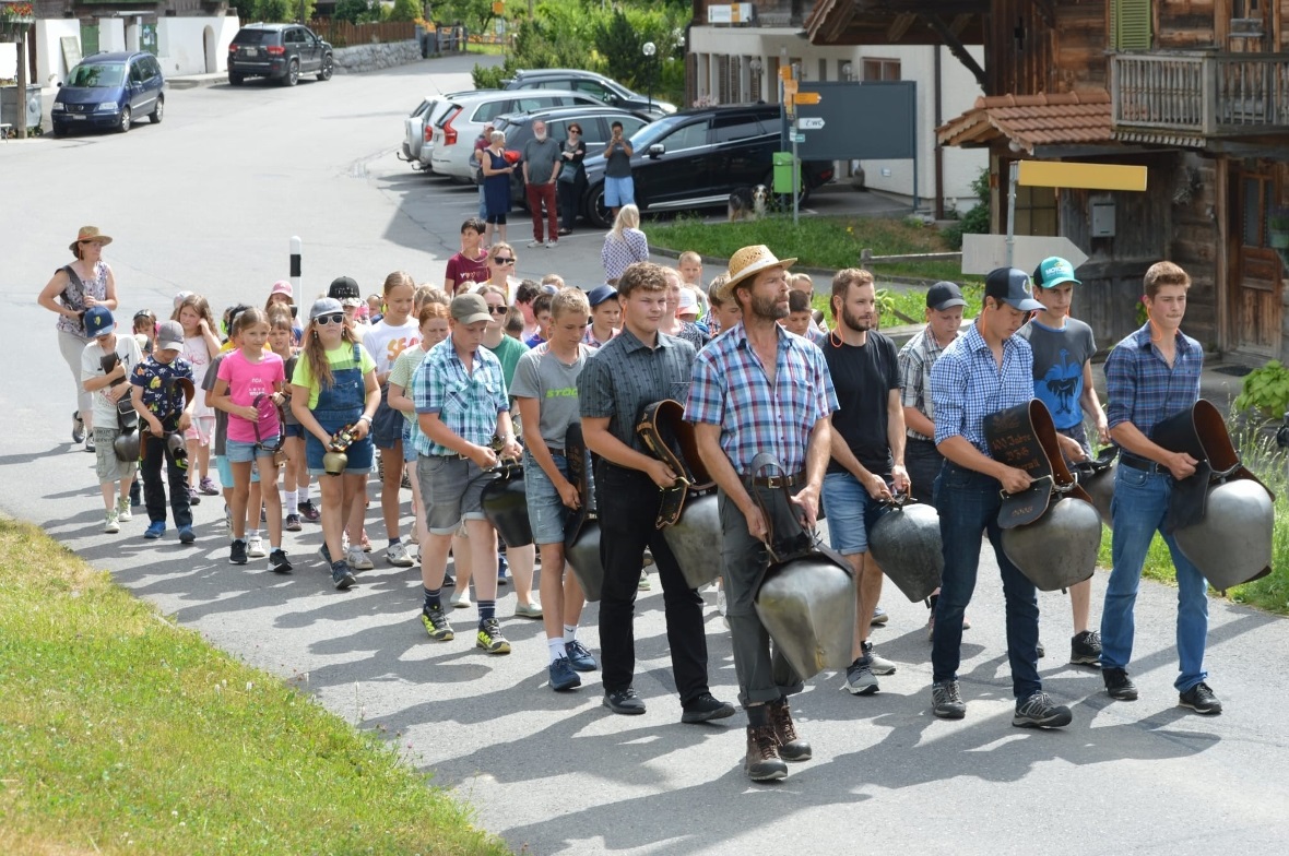 Tolle Abschlussfeierlichkeiten der Schule Oberwil Der traditionelle Treichelumzug darf nicht fehlen.