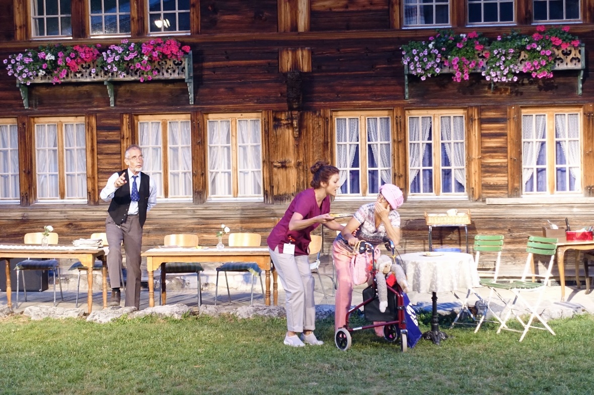 Der über korrekte Heimbewohner Kari (Markus Blum), die liebevolle Pflegerin Sofi...