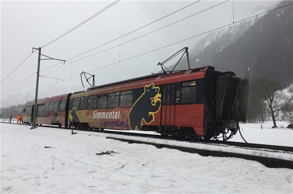 Der umgekippte Steuerwagen des «Bärenzuges» kann auf freier Strecke zwischen den Stationen Boden und Matten wegen des nassen Untergrundes erst geborgen werden, wenn der Boden durch die schweren Kräne befahrbar ist.