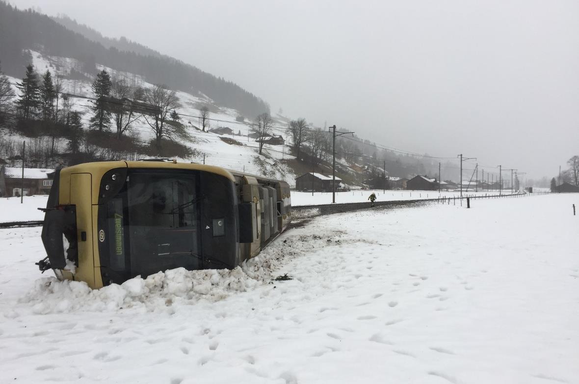 Der umgekippte Steuerwagen des «Bärenzuges» kann auf freier Strecke zwischen den Stationen Boden und Matten wegen des nassen Untergrundes erst geborgen werden, wenn der Boden durch die schweren Kräne befahrbar ist.
