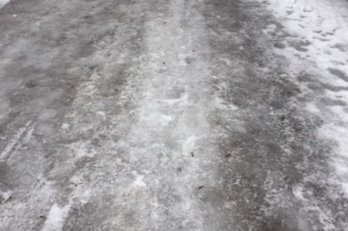Der vereiste Weg stellt eine Gefahr für Fussgänger dar.