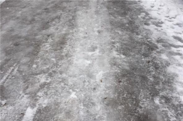 Der vereiste Weg stellt eine Gefahr für Fussgänger dar.