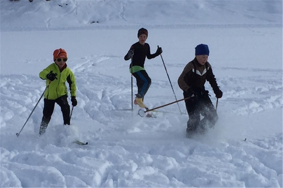 Der viele Schnee wird beim Langlauf gleich als Übungsfeld genutzt.