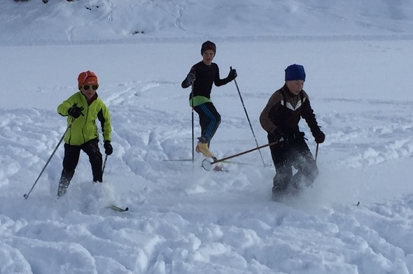 Der viele Schnee wird beim Langlauf gleich als Übungsfeld genutzt.