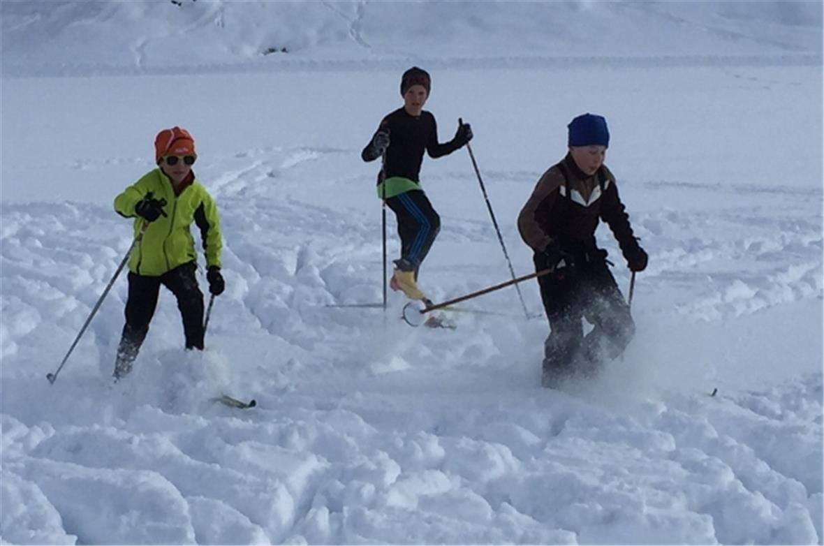 Der viele Schnee wird beim Langlauf gleich als Übungsfeld genutzt.