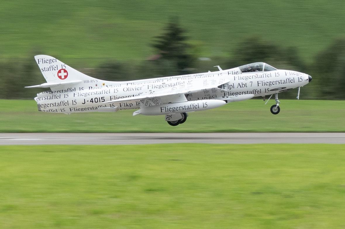 Der weisse «Papyrus» Hunter im Landeanflug auf St. Stephan.