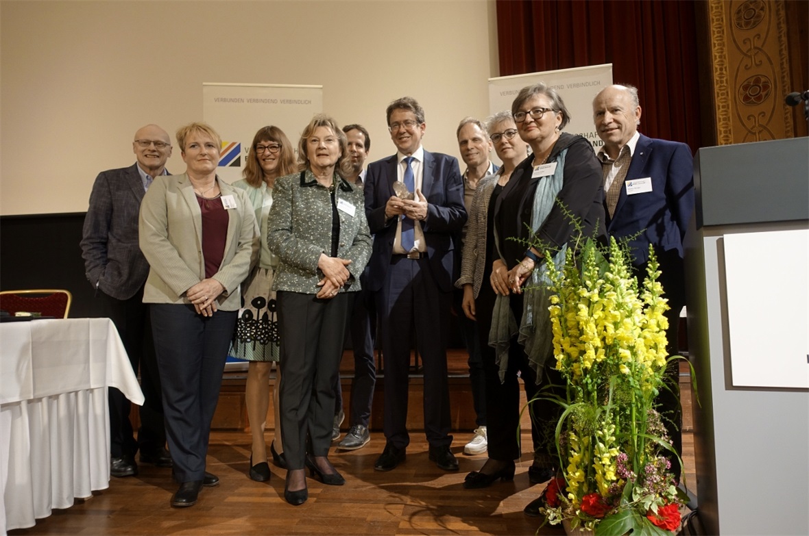 Der wiedergewählte Vorstand der Volkswirtschaft Berner Oberland mit dem neu ernannten Ehrenmitglied, Bundesrat Albert Rösti, der sich am überreichten Rauchquarz (dem eine Nerven stärkende Wirkung nachgesagt wird) sichtlich freute.
