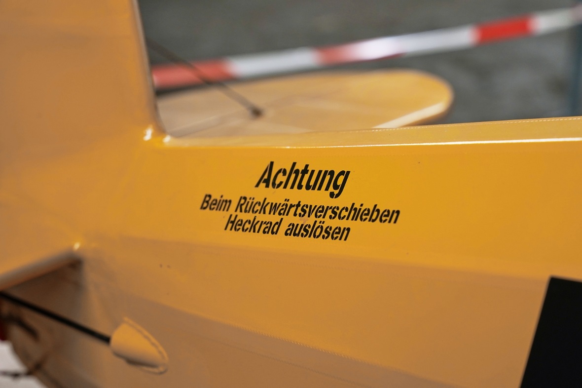 Detailarbeit: Schlichte Aufkleber auf transparenter Folie sind verpönt. Schriftz...