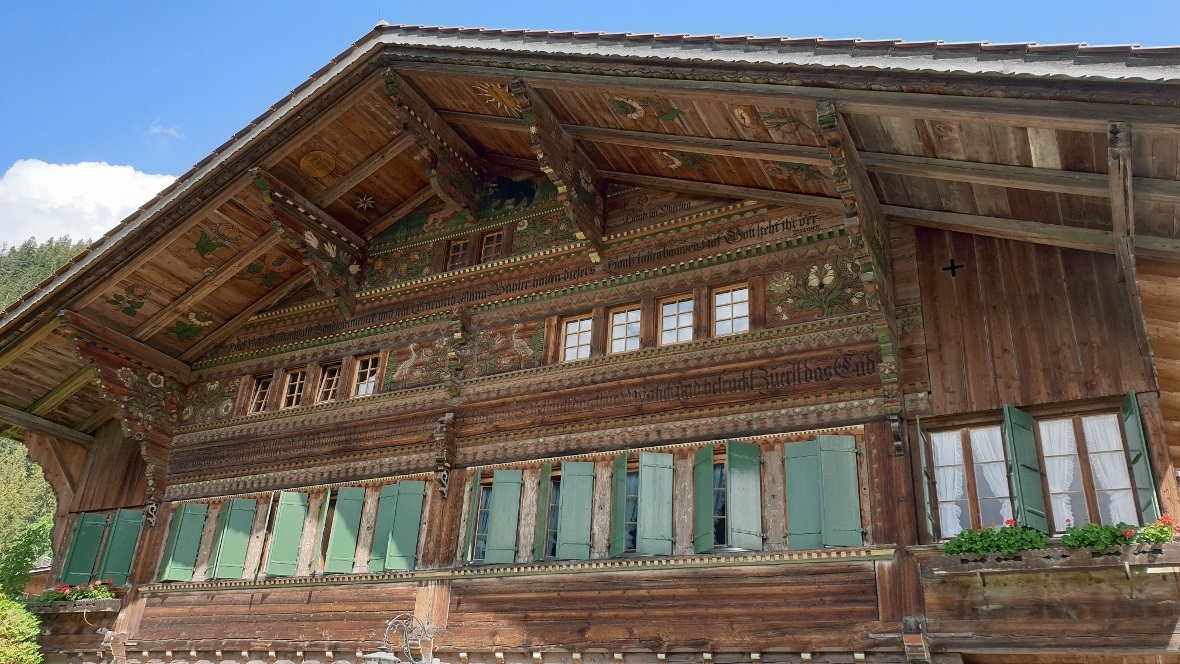 Detailreiche Fassadenmalerei und Frakturschrift an einer Hausfassade in Blankenb...